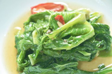 Kızarmış Brüksel lahanası ve istiridye soslu tuzlu balık. 