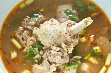 Sıcak ve baharatlı ördek eti, demirhindi ve Tayland bitkisi çorbası. 