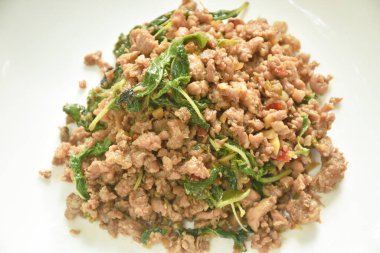 Baharatlı kızarmış domuz pirzolası ve biberli fesleğen yaprağı. 