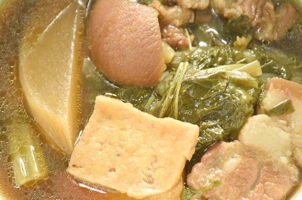 돼지고기 채소와 수프에 두부를 대접에 끓인다 — 스톡 사진
