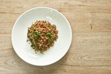 Baharatlı kızarmış domuz pirzolası ve biberli fesleğen yaprağı. 