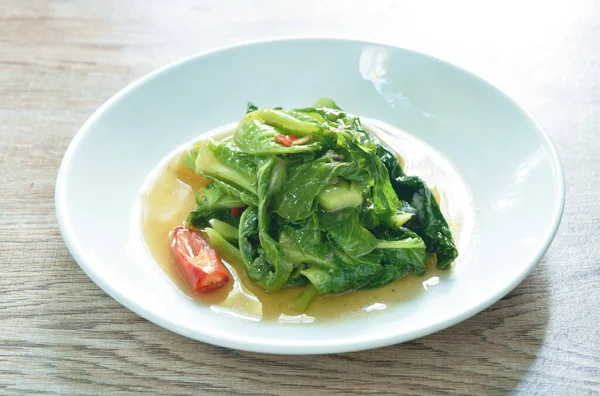 Kızarmış Brüksel lahanası ve istiridye soslu tuzlu balık. 