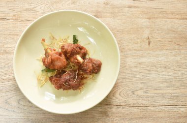 Acı biberli kızarmış tavuk ve tabakta limonlu çim.