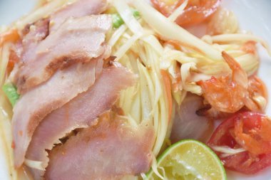 Som tum Thai baharatlı yeşil papaya üzerine ızgara domuz salatası. 