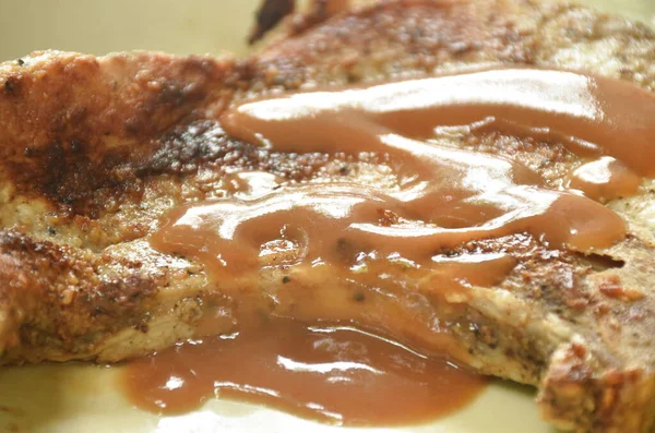 Bife Grelhado Costeleta Porco Com Batatas Fritas Fatias Abacaxi Molho — Fotografia de Stock