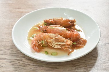 Kızarmış nehir karidesi soslu tatlı ve ekşi tamarind soslu