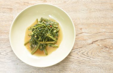 Kızarmış sabah zaferini tabakta kırmızı biberle karıştırın.