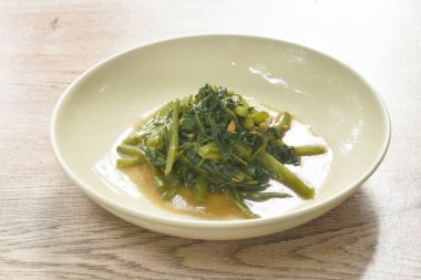 Kızarmış sabah zaferini tabakta kırmızı biberle karıştırın.