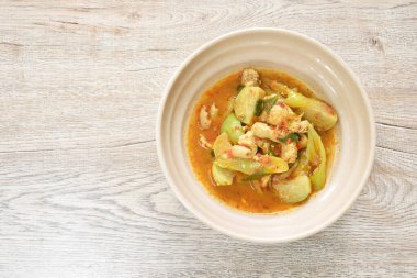 Baharatlı haşlanmış tavuk ve körili çorba.