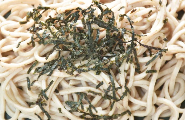 Cozido Yakisoba Frio Macarrão Japonês Cobertura Fatia Seca Alga Marinha — Fotografia de Stock