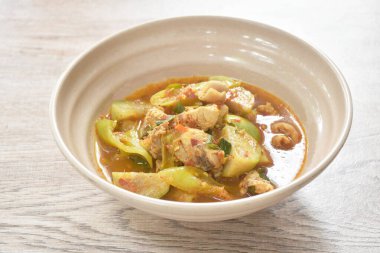 Baharatlı haşlanmış tavuk ve körili çorba.