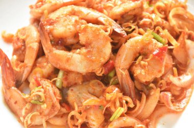 Baharatlı ve ekşi haşlanmış karides dilimlenmiş yeşil çim salatası.