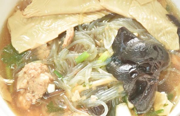 Főtt Üvegtészta Gipsz Tofut Öntve Tört Sertéshússal Fülgomba Levessel Tálban — Stock Fotó