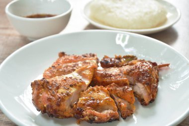 Baharatlı soslu ızgara tavuk kanadı.