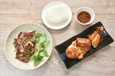 Tayland baharatlı biftek salatası iki taze fesleğen ve ızgara tavuk kanadı ye.