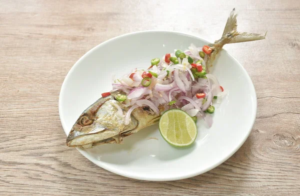 Ikan Goreng Ikan Mackerel Topping Chop Shallot Dan Chili Dengan — Stok Foto