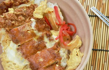 Kızarmış domuz eti, yumurta ya da Japon sebzeli tonkatsu kasede pilav.