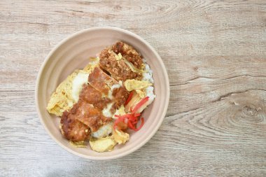 Kızarmış domuz eti, yumurta ya da Japon sebzeli tonkatsu kasede pilav. 