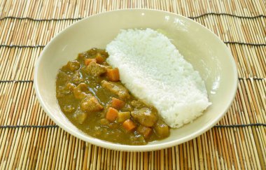 Patatesli domuz ve tabakta pilav ve Japon körili havuç.