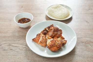 Baharatlı soslu ızgara tavuk kanadı. 