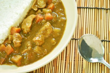 Patatesli domuz ve tabakta pilav ve Japon körili havuç.