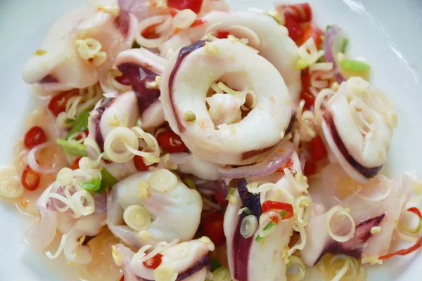 Thai Spicy Sour Steamed Slice Squid Lemon Grass Salad Plate — 图库照片