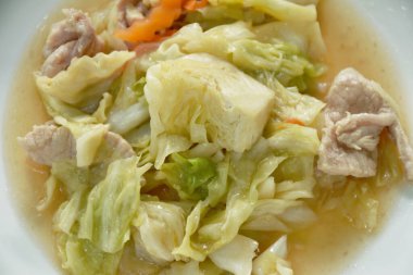 tabakta balık sosu ile kızarmış dilim lahana ve domuz eti karıştırın 