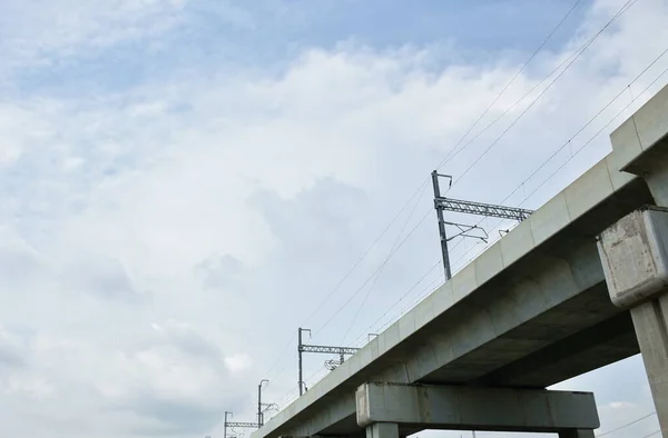 เสาไฟฟ าบนรางรถไฟไฟฟ าในว แดด — ภาพถ่ายสต็อก