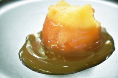 Tabakta patates püresi sosu