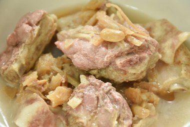 steamed pork bone topping slice ginger and ham in gravy sauce on bowl 