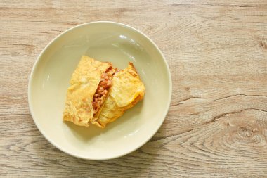 Kızarmış domuz püresi, domates ve soğanlı Tayland yumurtalı omlet.