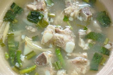 sıcak ve baharatlı domuz kemik demirhindi ve Tay otlar çorba kase üzerinde  