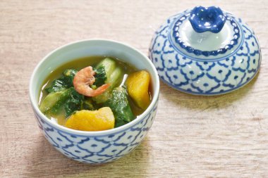 Haşlanmış sebze, karides, Tayland baharatlı çorba. 