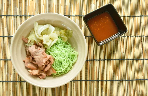 韩国油炸猪排 白菜配上中国玉面 用寿司酱汁蘸碗 — 图库照片