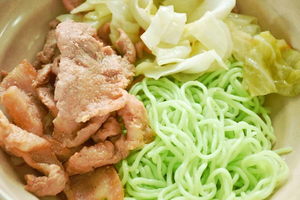 Carne Porco Frita Coreana Com Cobertura Repolho Macarrão Jade Chinês — Fotografia de Stock