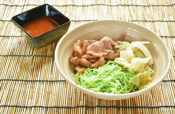 Carne Porco Frita Coreana Com Cobertura Repolho Macarrão Jade Chinês — Fotografia de Stock