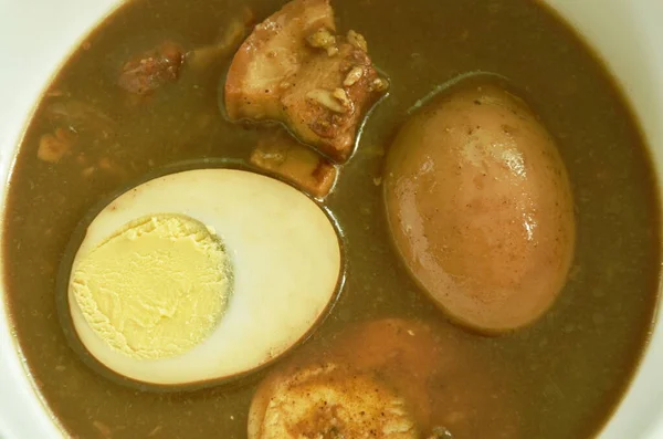 Gotowane Pół Krojone Jajko Tłustą Wieprzowiną Ziołowej Zupie Brązowej Misce — Zdjęcie stockowe