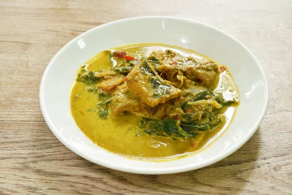 Tranches Épicées Épicées Poisson Raie Dans Curry Lait Coco Sur Images De Stock Libres De Droits