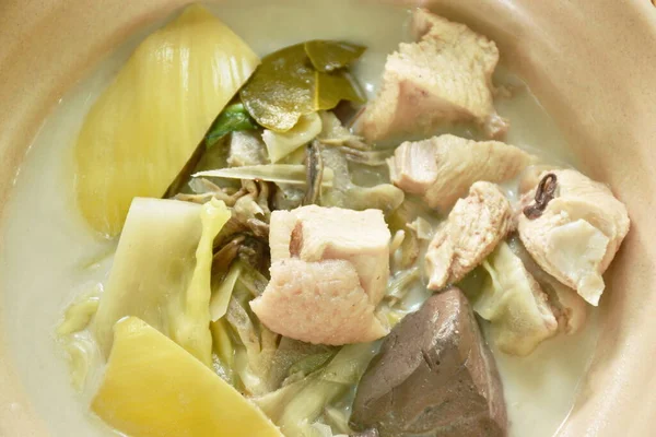닭고기와 바나나 코코넛 수프를 그릇에 양배추 — 스톡 사진