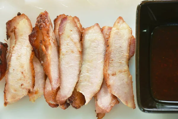 Dipanggang Daging Babi Leher Irisan Piring Mencelupkan Saus Pedas — Stok Foto