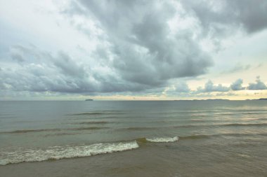 Fırtına yaklaşırken bulutlu bir günde deniz manzarası