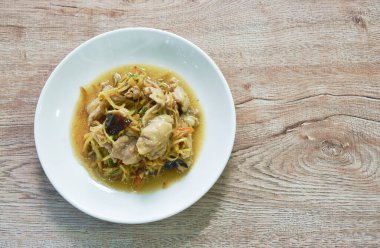 Dilimlenmiş zencefilli kızarmış tavuk ve tabakta siyah kulak mantarı. 