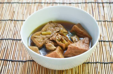 Haşlanmış tofu ve dokulu sebze proteini... vejetaryen gıdası. Kahverengi tas çorbası. 