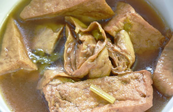 Tahu Rebus Dan Tekstur Protein Makanan Vegetarian Dalam Sup Coklat — Stok Foto