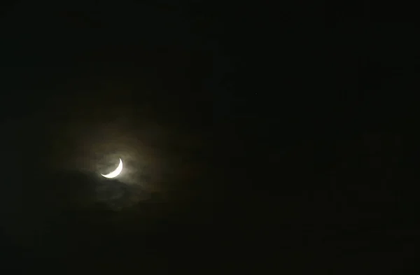 通过在夜间散布云彩来遮盖半个月亮 — 图库照片