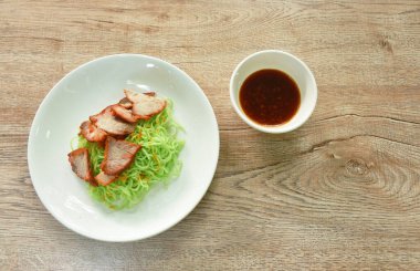 Çin usulü sade yumurtalı şehriye dilimlenmiş ızgara domuz eti ve tatlı kırmızı sos.