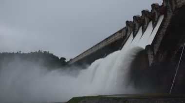 Su taşkın kapağı Khun Dan Prakarn Chon büyük beton baraj Tayland 