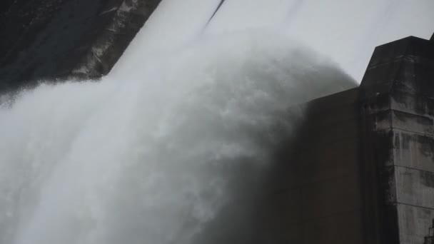 Woda Tryskająca Bramy Powodziowej Khun Dan Prakarn Chon Ogromna Betonowa — Wideo stockowe