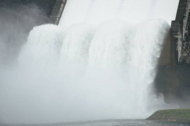 Su taşkın kapağı Khun Dan Prakarn Chon büyük beton baraj Tayland 