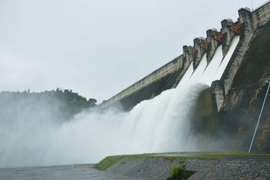 Su taşkın kapağı Khun Dan Prakarn Chon büyük beton baraj Tayland 